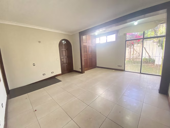 ALQUILO AMPLIA CASA PARA OFICINAS, COLONIA MARISCAL Zona 11 | 600 m²