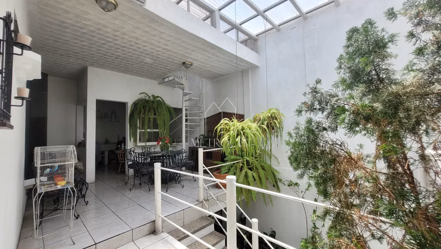 Se vende casa de esquina  con 3 apartamentos en zona 1 