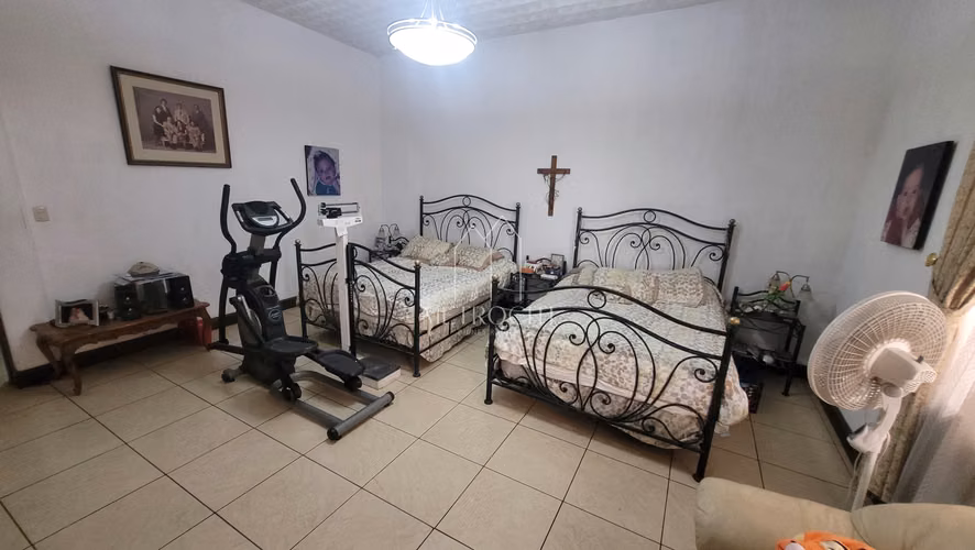 Se vende casa de esquina  con 3 apartamentos en zona 1 