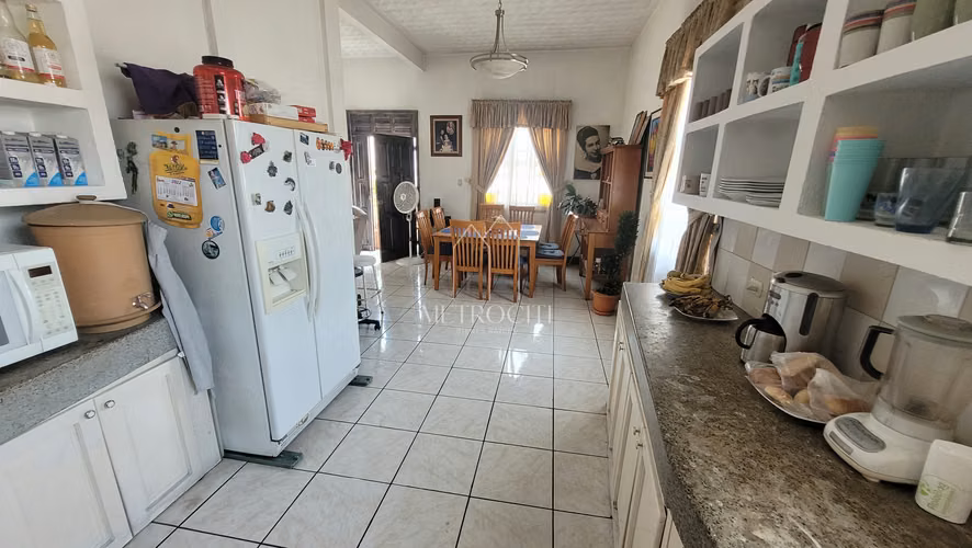 Se vende casa de esquina  con 3 apartamentos en zona 1 