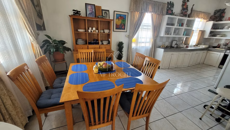 Se vende casa de esquina  con 3 apartamentos en zona 1 