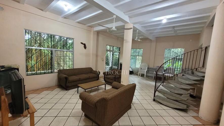 Se vende casa dentro de condominio con amplio terreno en escuintla direccion a Puerto Quetzal 