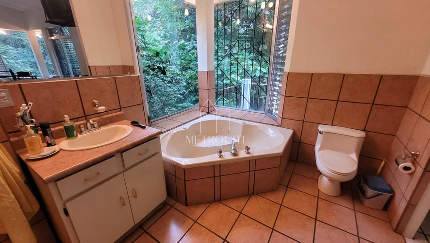 Se vende casa dentro de condominio con amplio terreno en escuintla direccion a Puerto Quetzal 