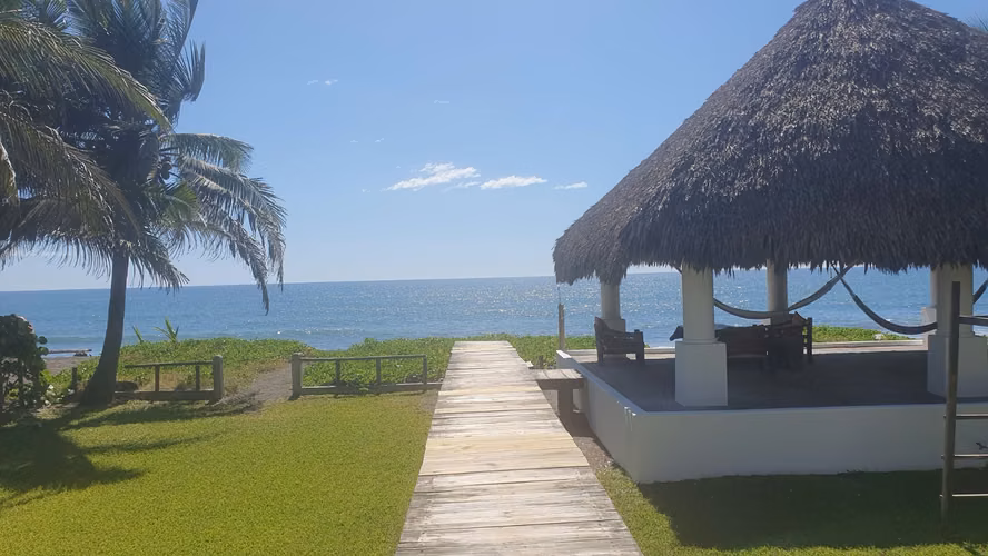 Casa de playa frente al mar establecida para renta