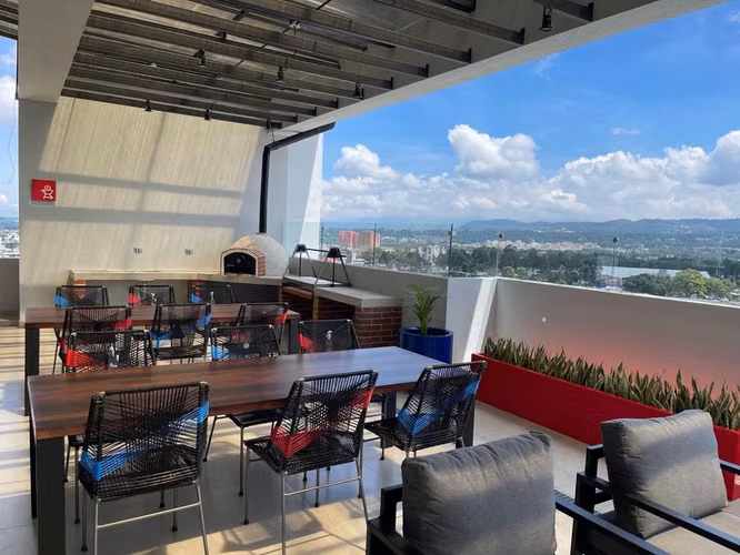 Apartamento en Zona 4 con Mezzanine, Línea Blanca y Amenidades
