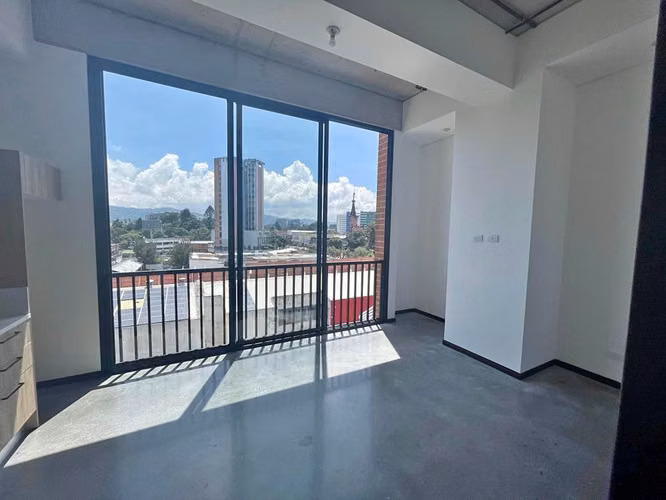 Apartamento en Zona 4 con Mezzanine, Línea Blanca y Amenidades