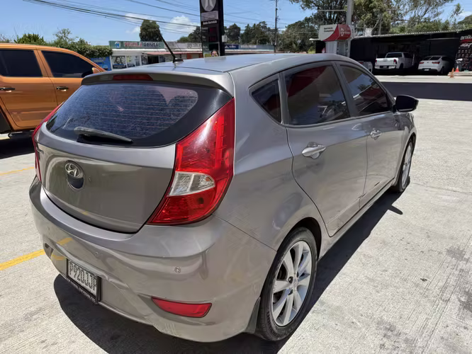 Vendo Hyundai Accent modelo 2018 de agencia 