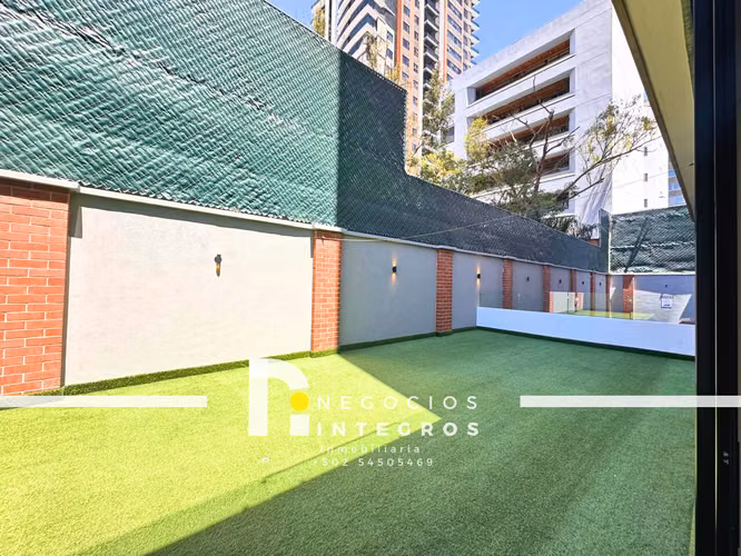 VENDO APARTAMENTO CON GRAN TERRAZA Y 5 PARQUEOS EN ZONA 10