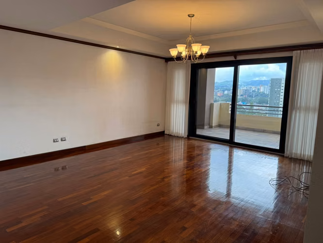 APARTAMENTO EN VENTA EN ZONA 10 | 4HAB + ESTUDIO + SALA FAMILIAR + 4 PARQ | 495MT2