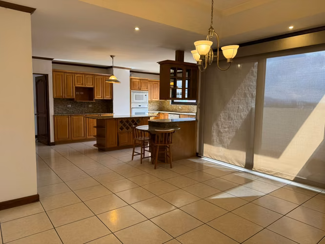 APARTAMENTO EN VENTA EN ZONA 10 | 4HAB + ESTUDIO + SALA FAMILIAR + 4 PARQ | 495MT2