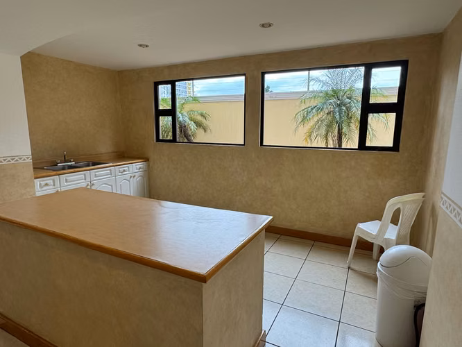APARTAMENTO EN VENTA EN ZONA 10 | 4HAB + ESTUDIO + SALA FAMILIAR + 4 PARQ | 495MT2
