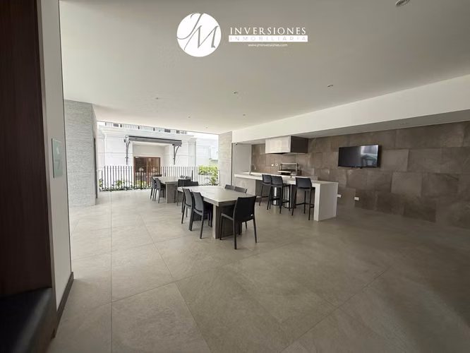 Apartamento en Venta de 3 Dormitorios en zona 16