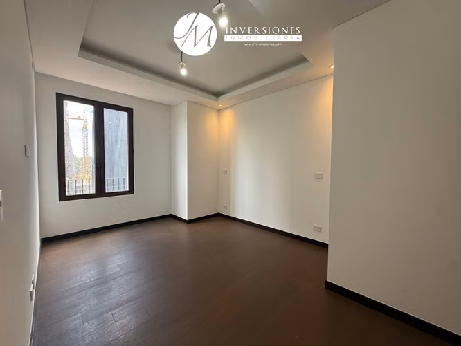 Apartamento en Venta de 3 Dormitorios en zona 16