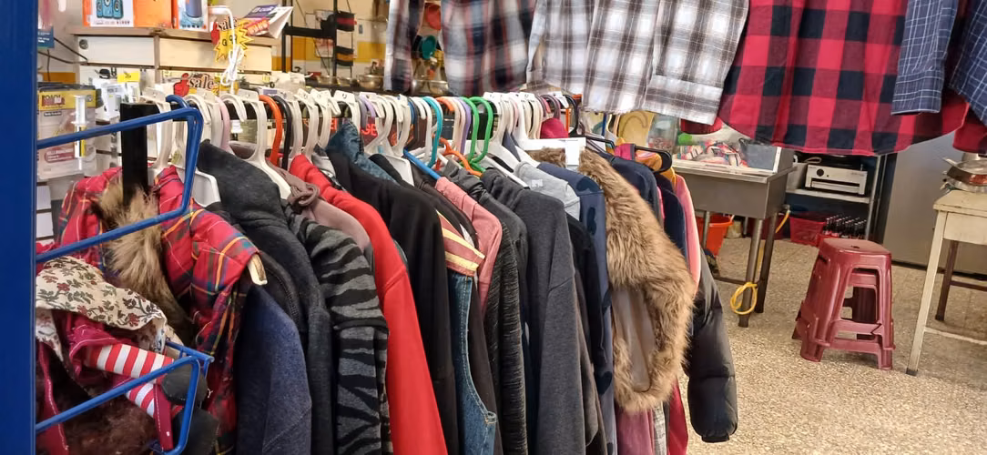 se vende lote de ropa con mueble y utileria para montar tienda/ bazar  - Imagen 3