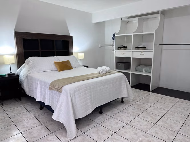 RENTO APARTAMENTO AMUEBLADO EN RENTA EN ZONA 10 CERCA A LA REFORMA