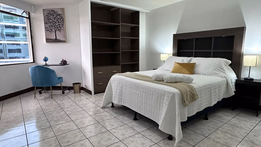 RENTO APARTAMENTO AMUEBLADO EN RENTA EN ZONA 10 CERCA A LA REFORMA