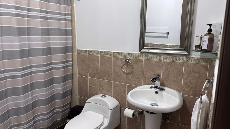 RENTO APARTAMENTO AMUEBLADO EN RENTA EN ZONA 10 CERCA A LA REFORMA