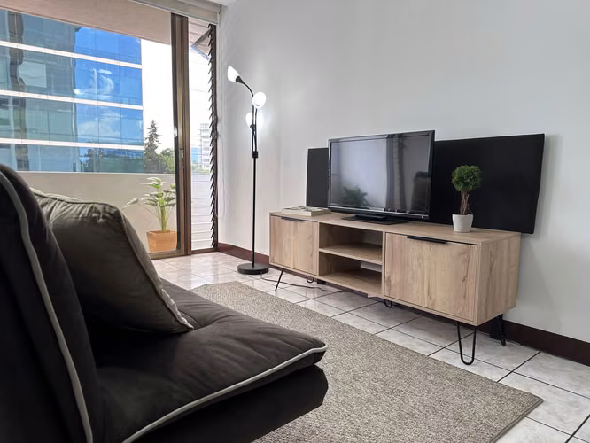 RENTO APARTAMENTO AMUEBLADO EN RENTA EN ZONA 10 CERCA A LA REFORMA