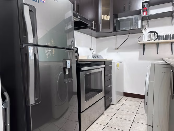 RENTO APARTAMENTO AMUEBLADO EN RENTA EN ZONA 10 CERCA A LA REFORMA