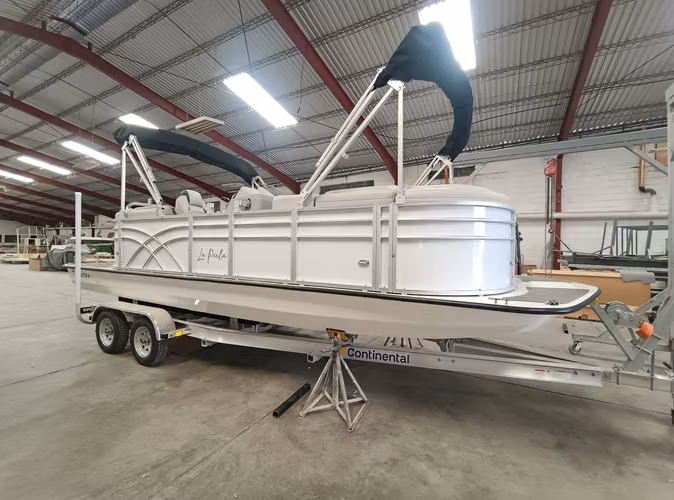 Pontón Náutika de Lujo con Motor Mercury 150 HP y Tráiler Continental