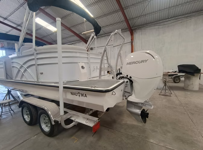 Pontón Náutika de Lujo con Motor Mercury 150 HP y Tráiler Continental
