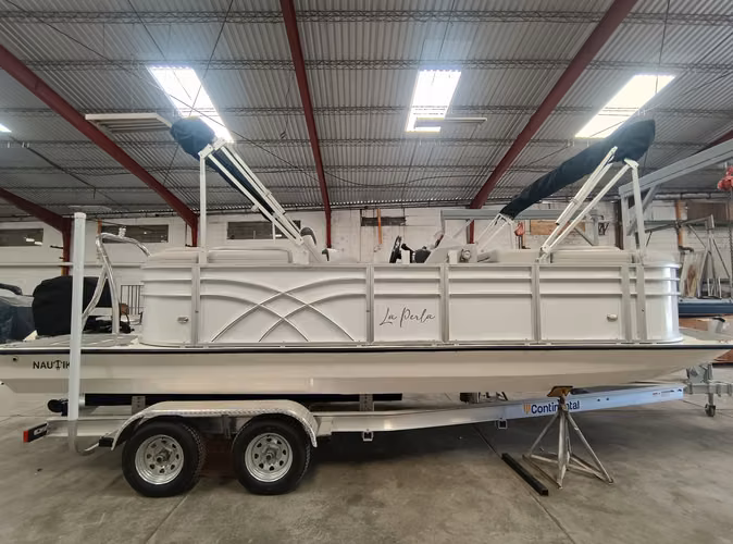 Pontón Náutika de Lujo con Motor Mercury 150 HP y Tráiler Continental