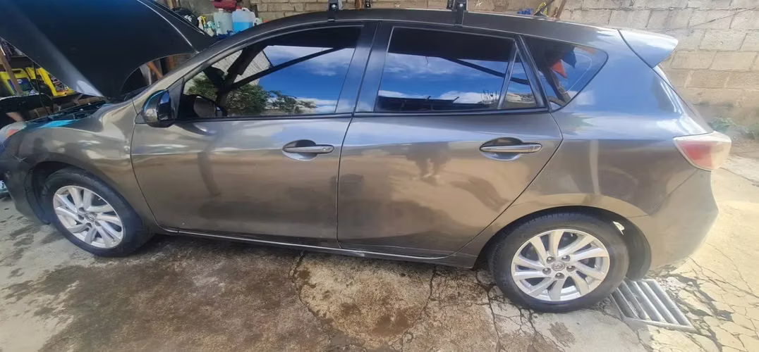 Tiluto a mi nombre  carro precio negociable  busco un automatico 