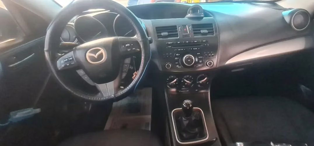 Tiluto a mi nombre  carro precio negociable  busco un automatico 