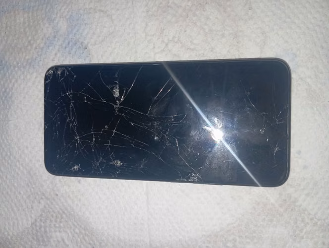Huawei Y9 prime solo para repuestos. Pantalla prende pero no funciona.