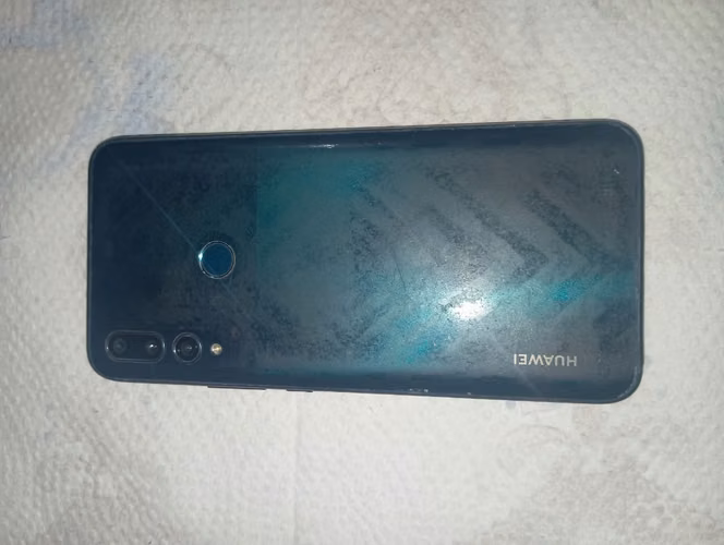 Huawei Y9 prime solo para repuestos. Pantalla prende pero no funciona.