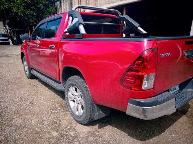 Pick up Toyota Hilux SRV mecánico 4x4 2018 de agencia un dueño poco kilometraje servicios agencia 