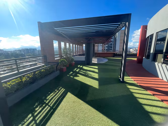 Rento apartamento en Zona 10 EDIFICIO MODERNO CON ROOFTOP