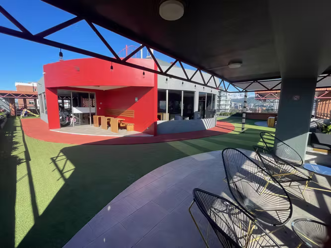 Rento apartamento en Zona 10 EDIFICIO MODERNO CON ROOFTOP