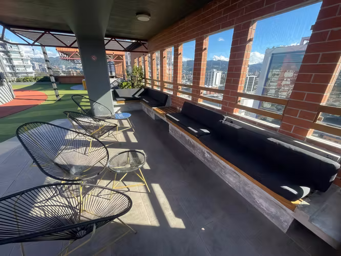 Rento apartamento en Zona 10 EDIFICIO MODERNO CON ROOFTOP