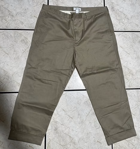PANTALÓN CHINO - MARCA: CALVIN KLEIN – NUEVO - ORIGINAL - COLOR: KHAKI - TALLA: 38 X 32