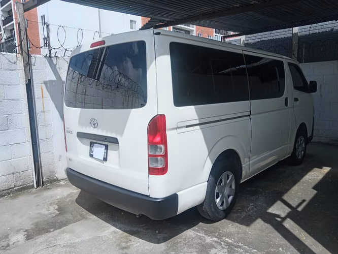 TOYOTA HIACE 2022 TECHO BAJO 15 PASAJEROS 