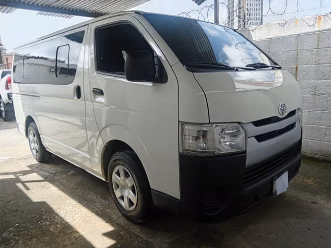 TOYOTA HIACE 2022 TECHO BAJO 15 PASAJEROS 