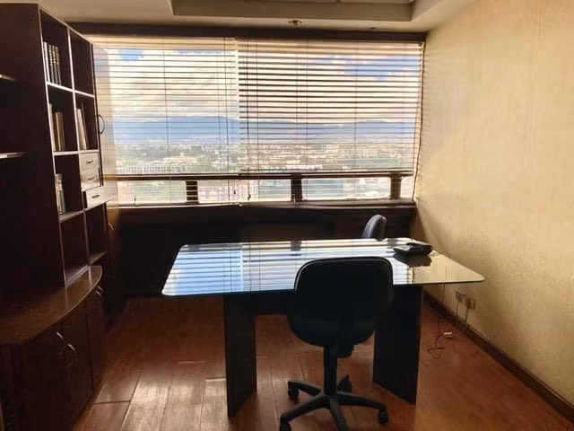 VENDO AMPLIA OFICINA NIVEL ALTO EN EDIFICIO GEMINIS 10