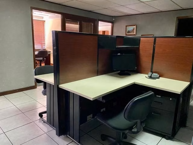 VENDO AMPLIA OFICINA NIVEL ALTO EN EDIFICIO GEMINIS 10