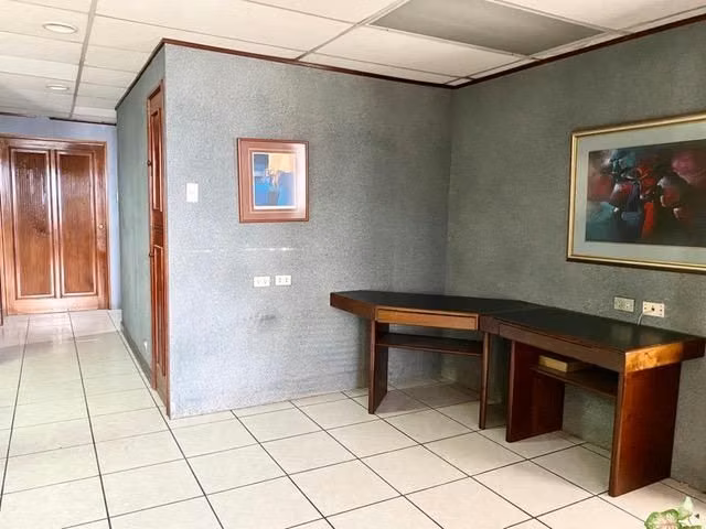 VENDO AMPLIA OFICINA NIVEL ALTO EN EDIFICIO GEMINIS 10