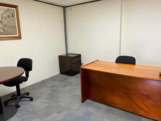 VENDO AMPLIA OFICINA NIVEL ALTO EN EDIFICIO GEMINIS 10