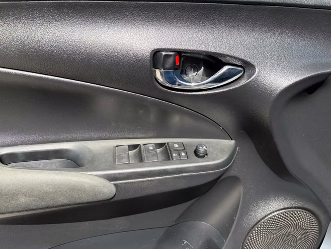 Toyota Yaris E de Agencia Modelo 2023