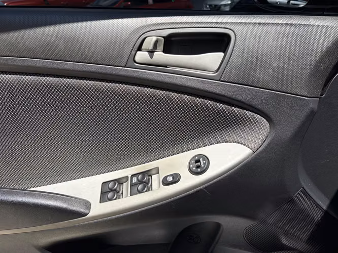 Hyundai Accent GLS de Agencia Modelo 2013 - Imagen 4