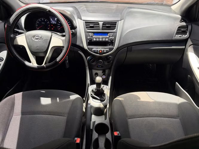 Hyundai Accent GLS de Agencia Modelo 2013 - Imagen 7