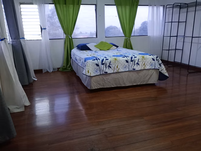 Se alquila amplia habitación 