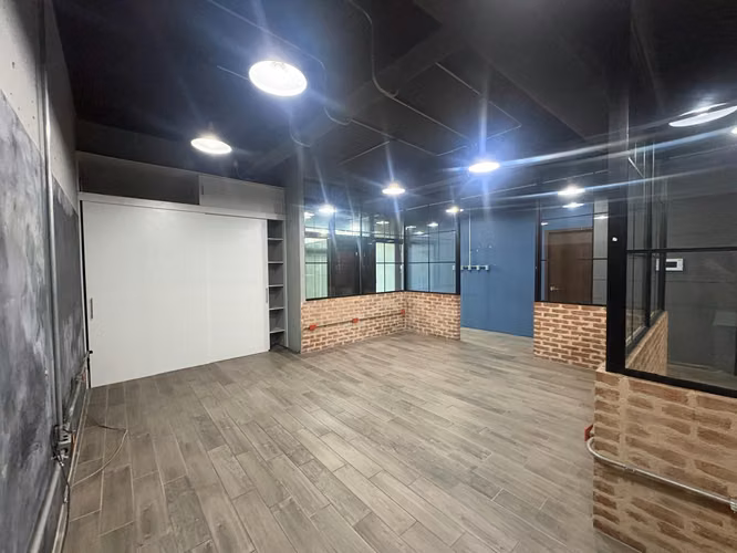OFICINA EN VENTA EN EDIFICIO PIALÉ, ZONA 10 | TERRAZA + JARDÍN | J