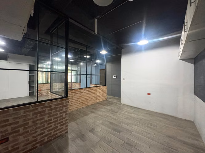 OFICINA EN VENTA EN EDIFICIO PIALÉ, ZONA 10 | TERRAZA + JARDÍN | J