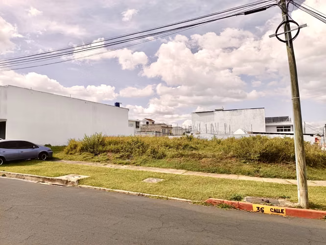 Zona 16 • Terreno en Venta • Residencial Hacienda Real