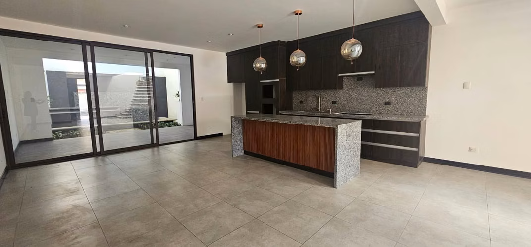 Casa en venta zona 16