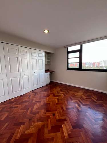 RENTA DE APARTAMENTO COMPLETAMENTE RENOVADO EN EDIFICIO SANTORINI, ZONA 14 - Imagen 15